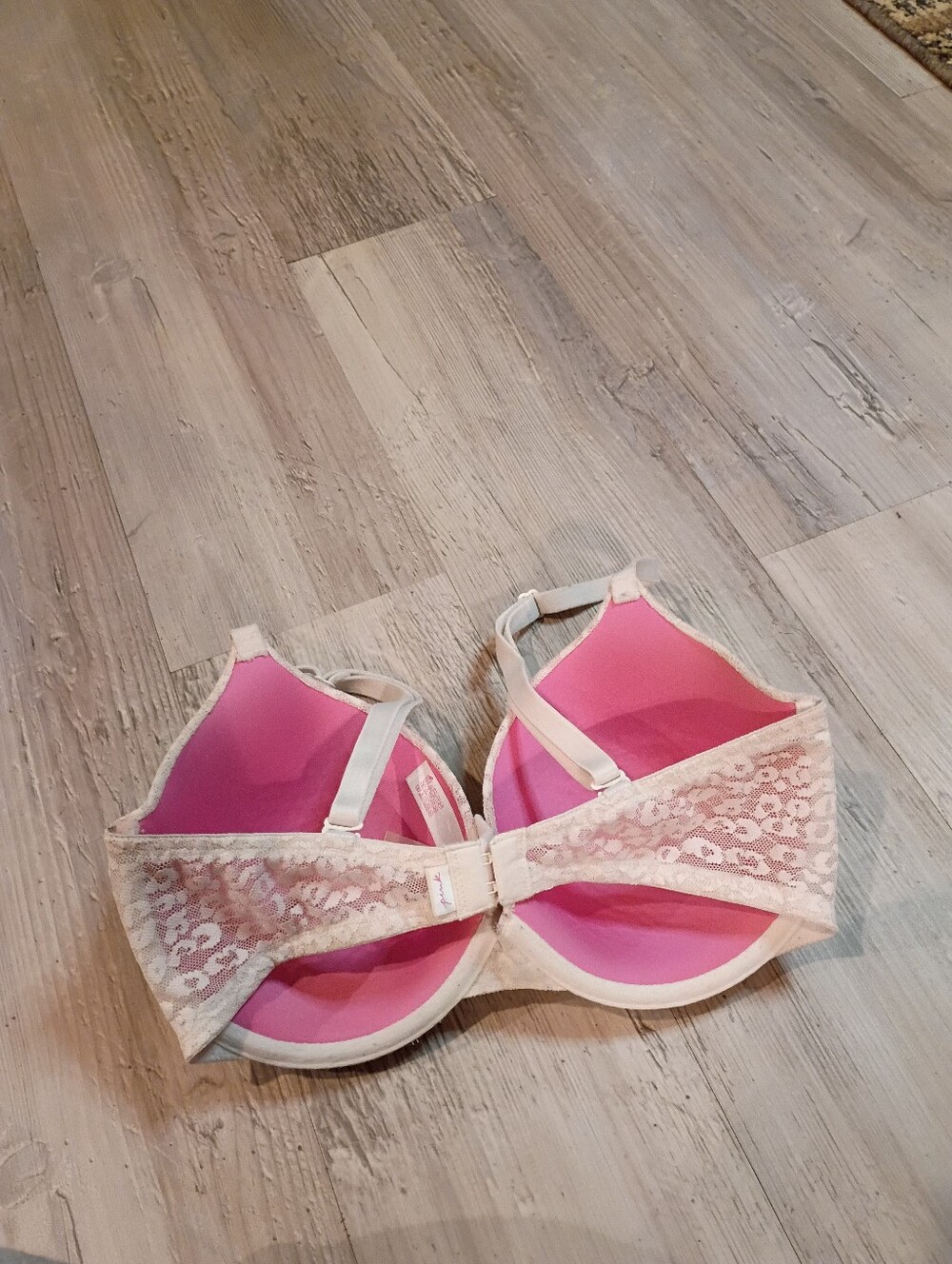 Victoria Secret - Picture 4 of 4